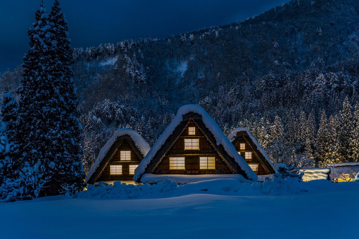 黃昏時點亮燈火、覆蓋白雪的白川鄉合掌造茅草屋