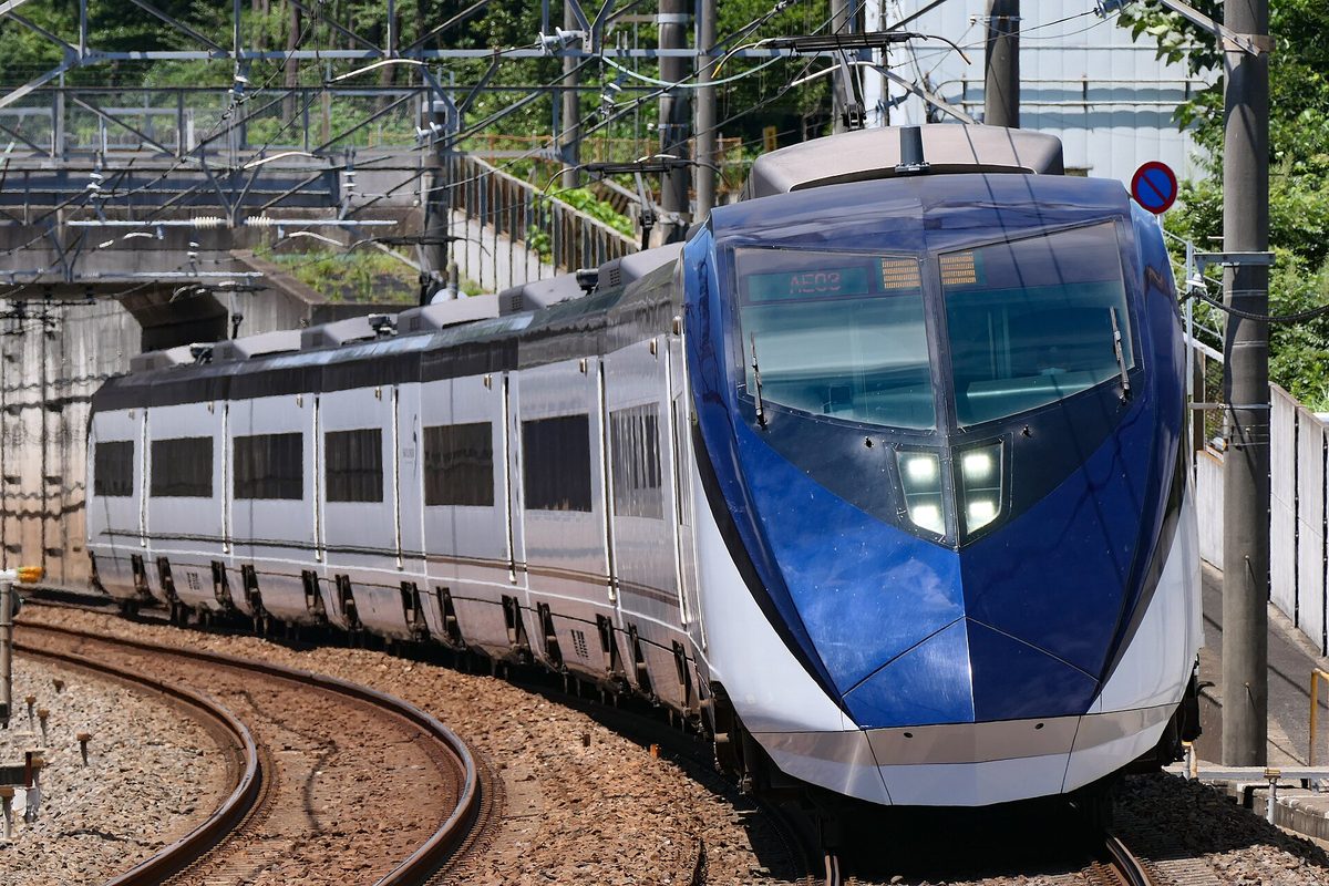 A blue and white Keisei Skyliner train on a curve