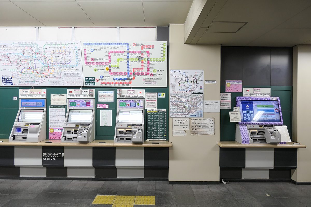 東京都營大江戶線代代木站，大型票價圖下方的一排售票機