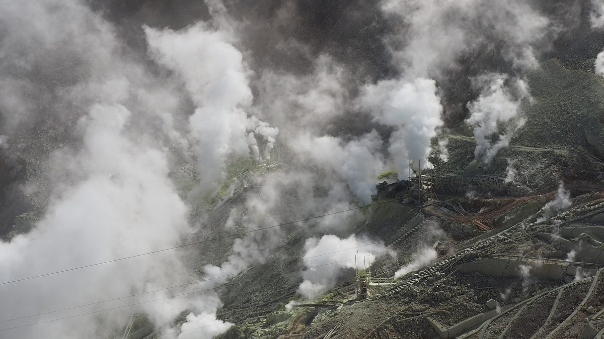 White volcanic steam rising from the fumaroles of Owakudani in Hakone (Kanagawa)