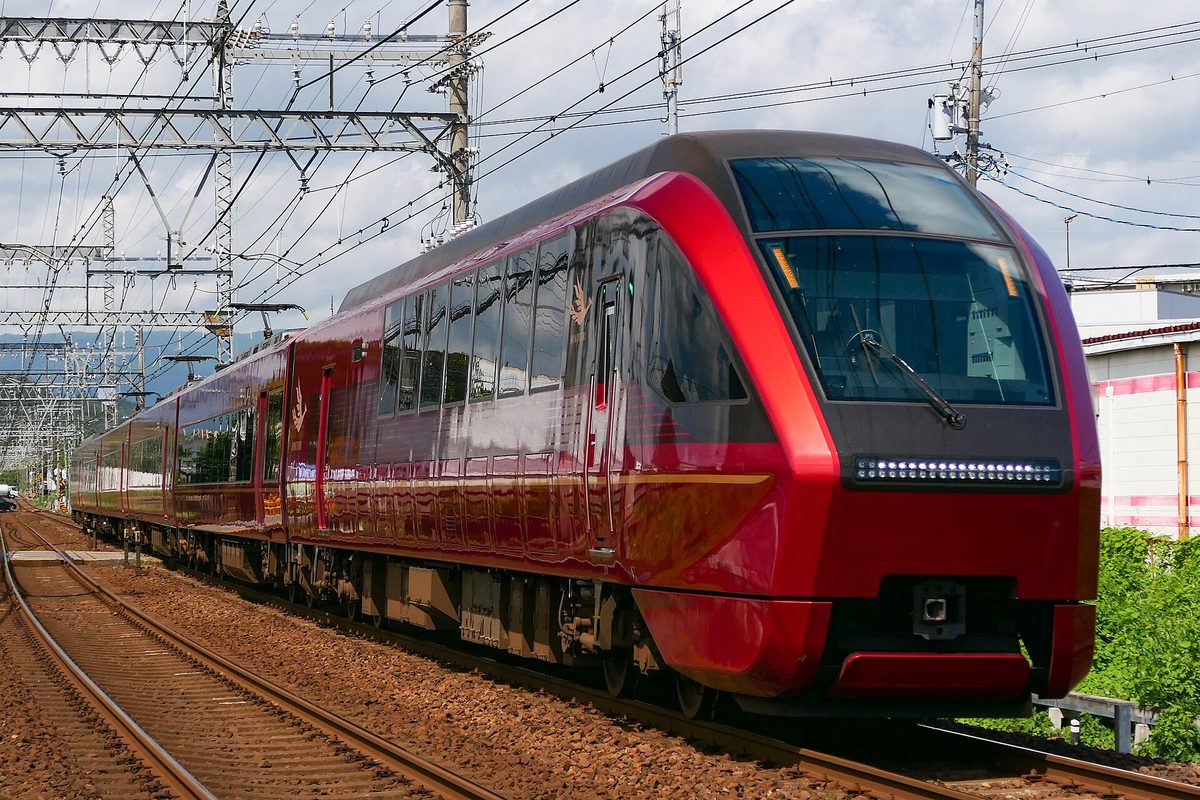 車頭圓弧的紅色近鐵特急HINOTORI行駛在雙線鐵道上