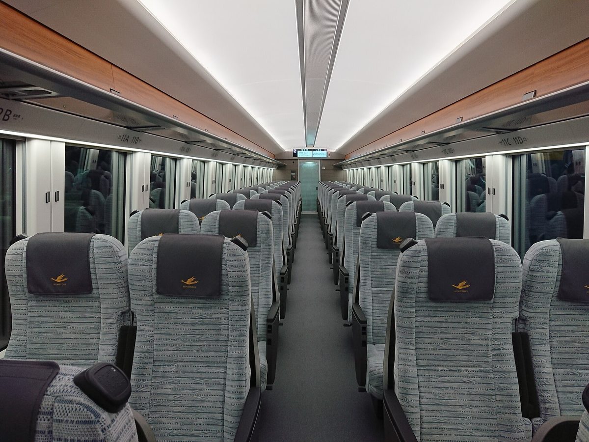 走道兩側各兩席灰色座位的Regular車廂