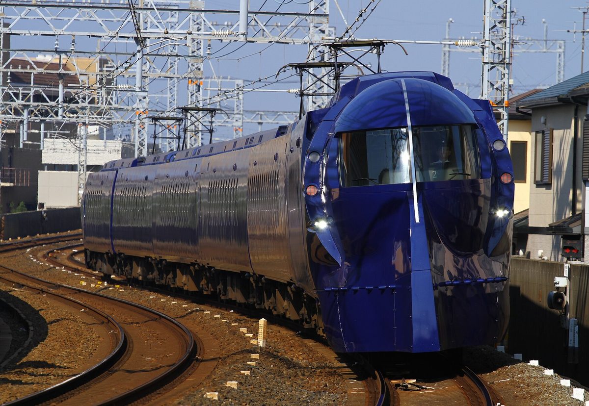 車頭圓弧、有橢圓形車窗的深藍色南海 Rapi:t 機場特急列車