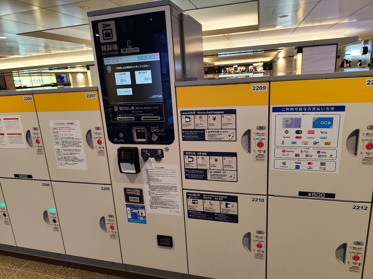 大阪車站一整排附觸控螢幕付款機的白色投幣式置物櫃