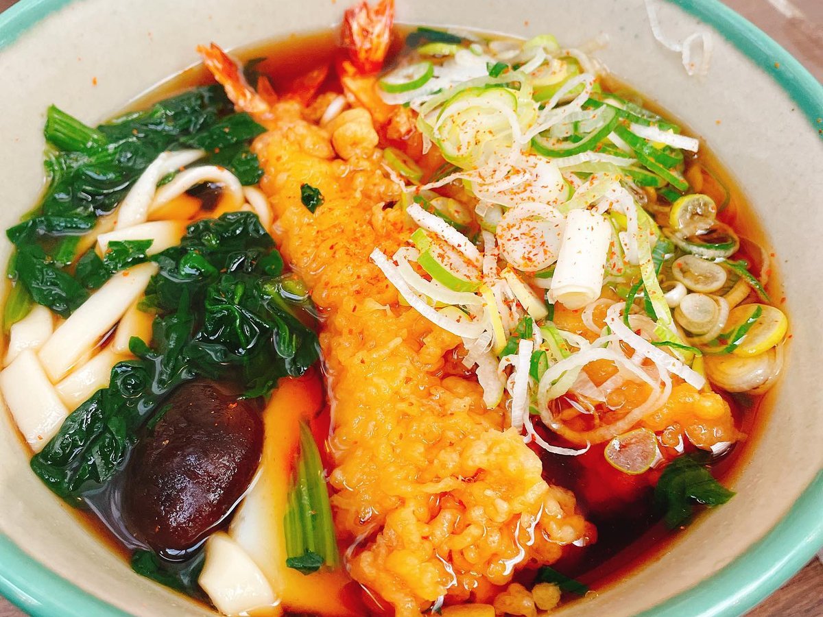 진한 국물에 납작한 키시멘 국수, 큰 새우튀김, 시금치, 표고버섯, 쪽파를 올린 한 그릇