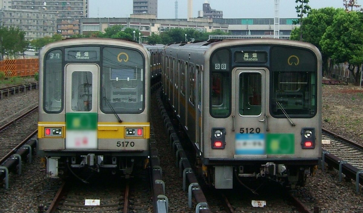 名古屋（愛知）並排停靠的兩列市營地下鐵列車