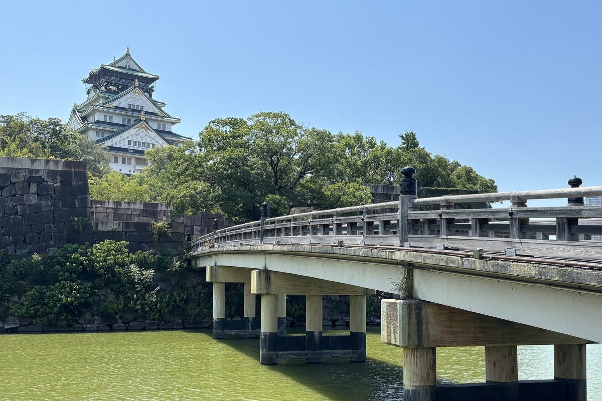 橫跨護城河的極樂橋，樹後方是大阪城天守閣