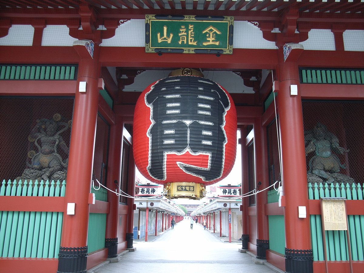The huge red lantern hanging in Kaminarimon gate at Senso-ji temple