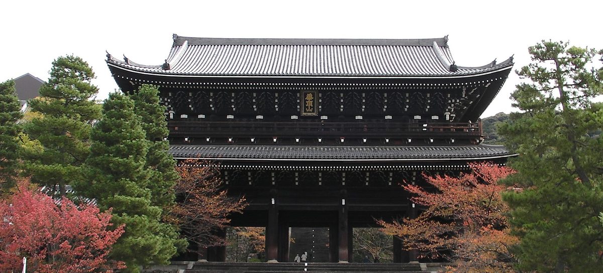 교토(교토)의 불교 사찰 지온인에 있는, 두 층으로 된 거대한 목조 산몬