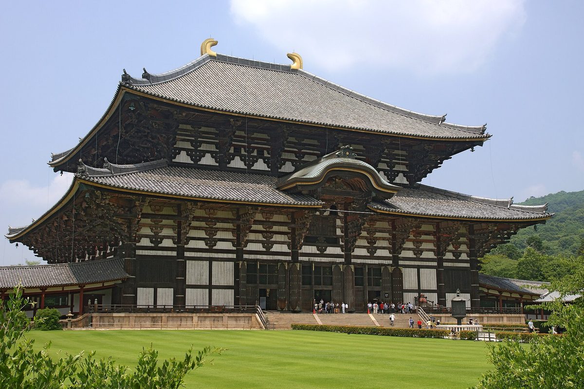 The huge wooden Great Buddha Hall of Todaiji behind a green lawn, Nara (Nara)