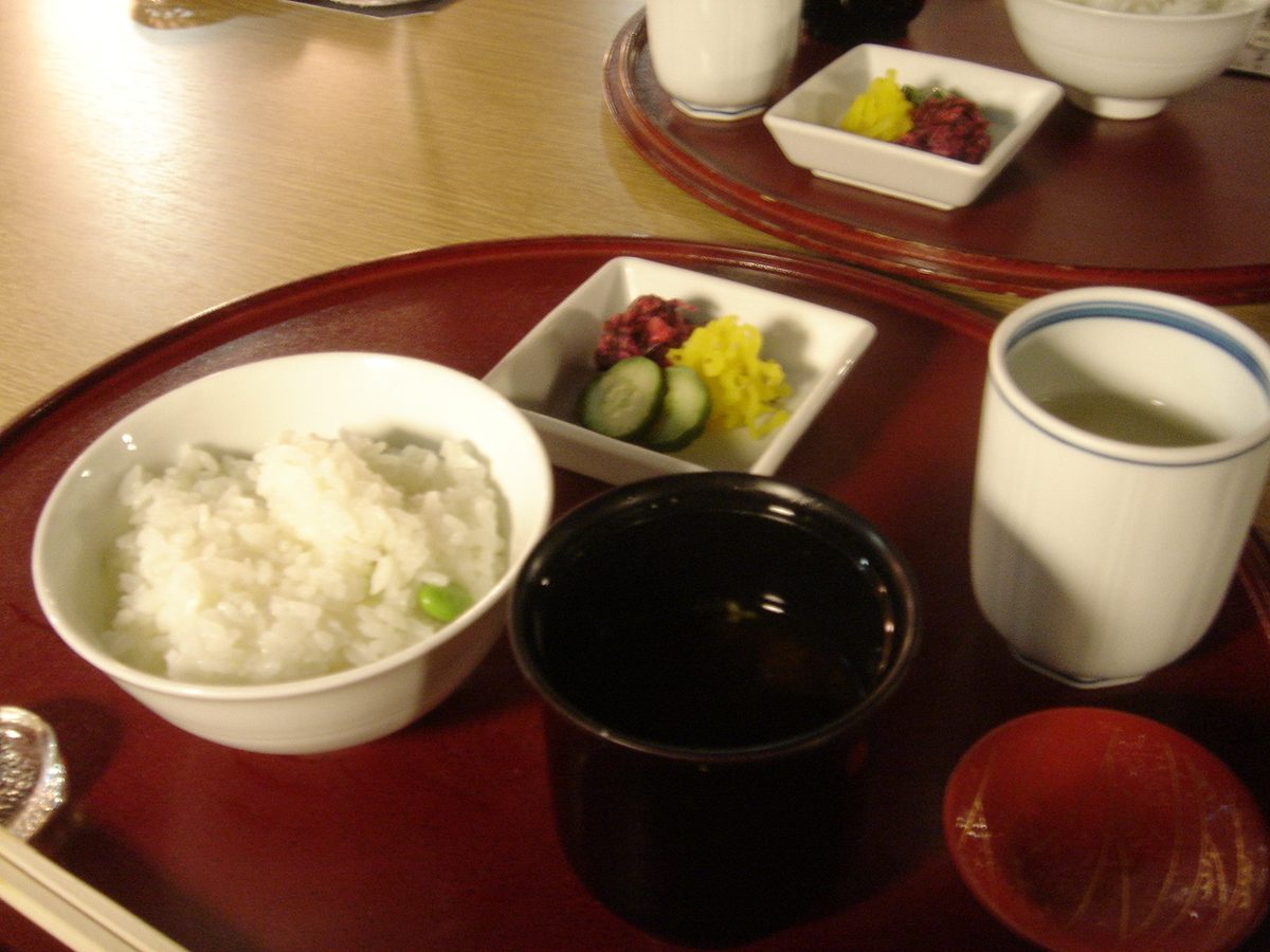 A tray with a bowl of rice, a lidded soup bowl, a cup of tea and a small dish of pickles at a restaurant in Kyoto (Kyoto)